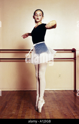 Ballerina ragazza in equilibrio su dita dei piedi - Modello di Rilascio numero 117 Foto Stock