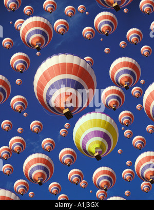 Gialla singola mongolfiera tra centinaia di rosso i palloni ad aria calda Foto Stock