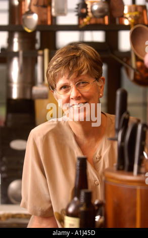 COOKERY scrittore e romanziere PRUE LEITH raffigurato nella sua cucina a casa in Oxfordshire UK Foto Stock