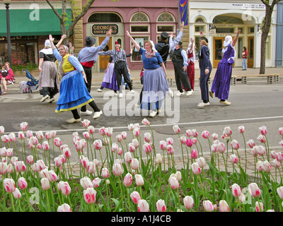 Holland Michigan Tulip Festival ballerini Klompen nelle strade del centro cittadino di Olanda Foto Stock