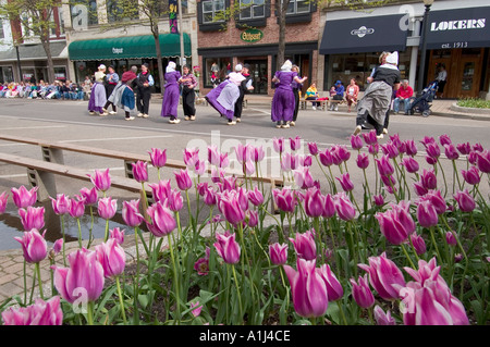 Holland Michigan Tulip Festival ballerini Klompen nelle strade del centro cittadino di Olanda Foto Stock