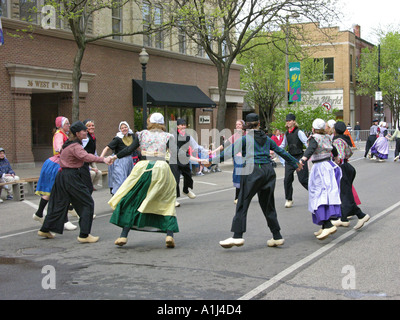 Holland Michigan Tulip Festival ballerini Klompen nelle strade del centro cittadino di Olanda Foto Stock