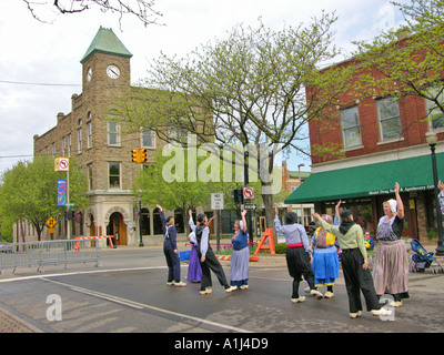 Holland Michigan Tulip Festival ballerini Klompen nelle strade del centro cittadino di Olanda Foto Stock