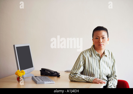 Ritratto di una giovane donna seduta in un ufficio