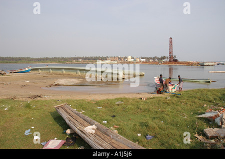 Un ponte concreto distrutte dallo tsunami al largo della costa del Tamil Nadu in India del sud Foto Stock