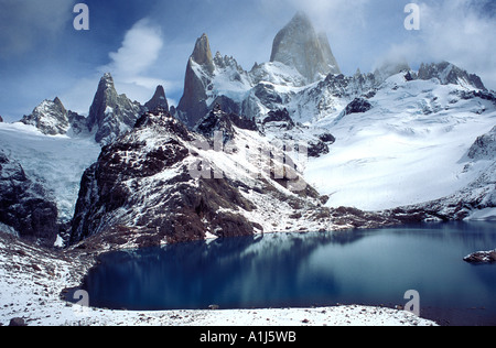 Laguna de los Tres ed il monte "Fitz Roy" (3405m) chiamato anche "Chalten" nel sud andino Patagonia, Santa Cruz Foto Stock