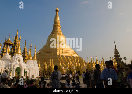 Pellegrini al Shwedagon Paya a Yangon Myanmar Rangoon Birmania 2006 Foto Stock