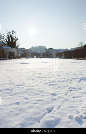 Giardini Mirabell (Mirabellgarten) con la Fortezza di Hohensalzburg in distanza, Salisburgo, Austria Foto Stock