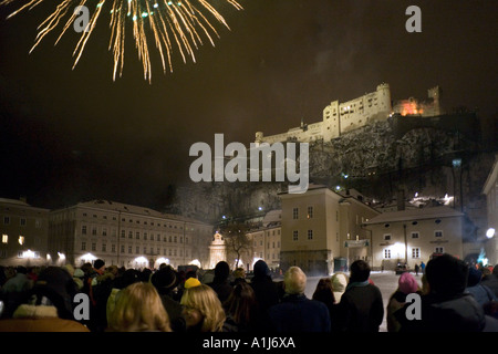 Fuochi d'artificio sulla fortezza di Hohensalzburg la vigilia di Capodanno, Kapitelplatz, la Città Vecchia di Salisburgo, Austria Foto Stock