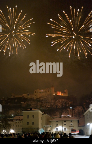 Fuochi d'artificio sulla fortezza di Hohensalzburg la vigilia di Capodanno, Kapitelplatz, la Città Vecchia di Salisburgo, Austria Foto Stock