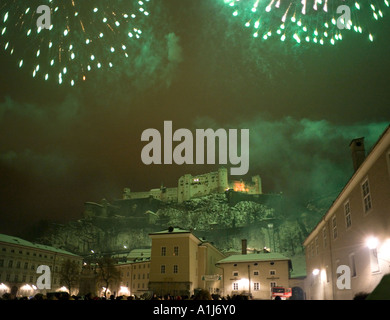 Fuochi d'artificio sulla fortezza di Hohensalzburg la vigilia di Capodanno, Kapitelplatz, la Città Vecchia di Salisburgo, Austria Foto Stock