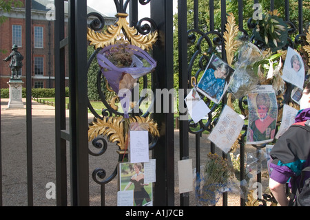 Schede sulle porte di Kensington Palace ex casa del tardo Diana Principessa di Galles Foto Stock