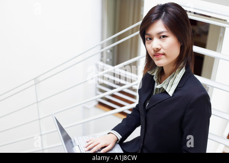 Ritratto di una imprenditrice usando un computer portatile Foto Stock