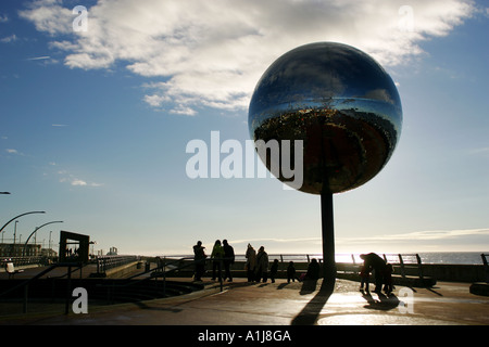 Mondi più grande Glitterball, Blackpool, Lancashire Foto Stock