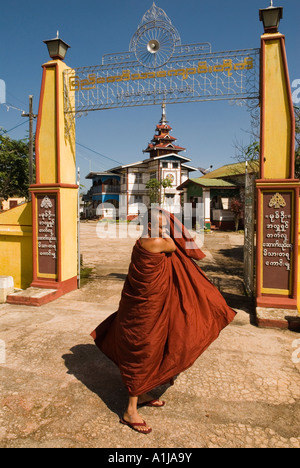 Pyin U Lwin, Myanmar, Maymyo Birmania un monaco risistemando il suo manto alle porte per il suo monastero Foto Stock