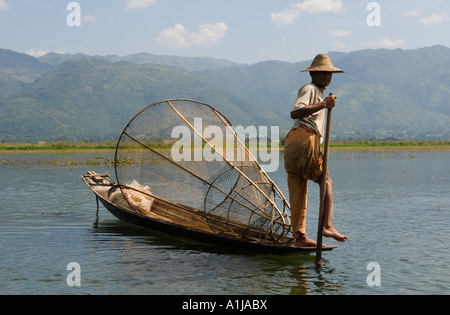 Lago Inle MYANMAR Birmania pescatore tradizionale canottaggio utilizzando una gamba. Foto Stock