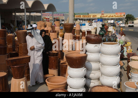 Abu Dhabi Emirati Arabi Uniti UAE famiglie arabe shopping nel suk iraniano HOMER SYKES Foto Stock
