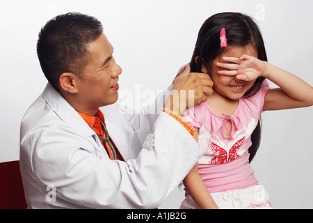 Close-up di un medico di sesso maschile gioca con una ragazza Foto Stock