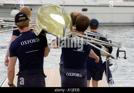 Oxford University vogatori portano le loro racing scull all'acqua a Henley Royal Regatta in Oxfordshire England Regno Unito Foto Stock