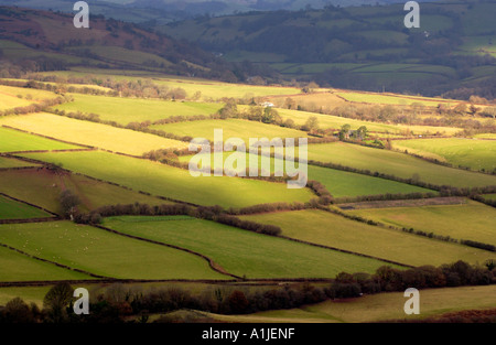 Vista su terreni agricoli, evidenziato in inverno il sole, in alto il fiume Usk Valley vicino a Brecon Galles POWYS REGNO UNITO Foto Stock