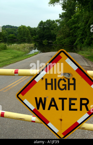 Acqua alta segno sulla strada Foto Stock