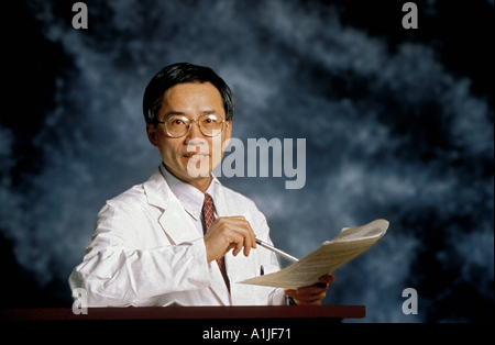 Ritratto americano asiatico maschio scienziato medico parlando alla convenzione all ambone Foto Stock