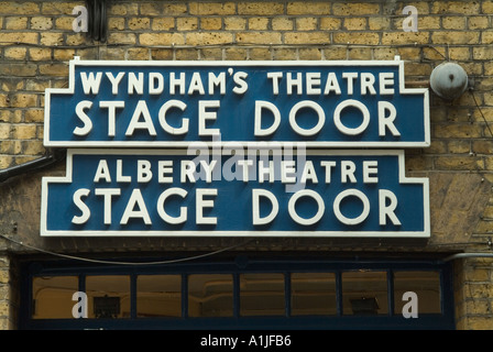 Stage Door segni di Wyndham e teatri Albery ora Coward Theatre St Martins Lane Londra Inghilterra REGNO UNITO Foto Stock