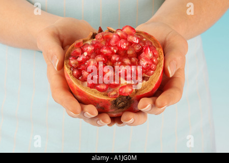 Donna che mantiene il Melograno Foto Stock