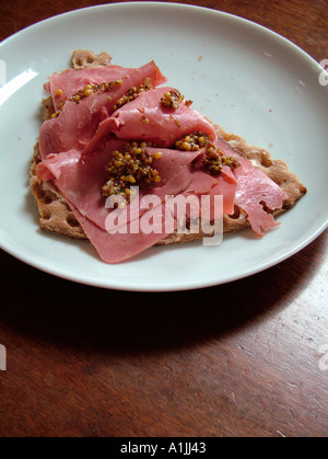 Spiced prosciutto affumicato su svedese di pani croccanti di segale Foto Stock