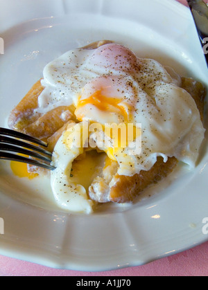 Uovo affogato su eglefino sulla piastra bianca Foto Stock