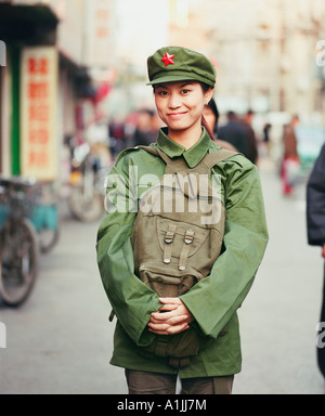 Ritratto di una giovane donna in uniforme militare in piedi in una strada Foto Stock