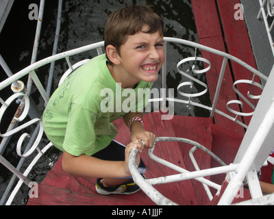 Bambino salendo una scalinata a spirale Foto Stock