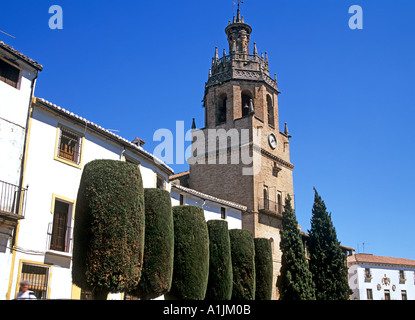 RONDA COSTA DEL SOL Spagna Europa aprile Chiesa Collegiata di Santa Maria de la Encarnacion principali in Plaza de la Cuidad Foto Stock