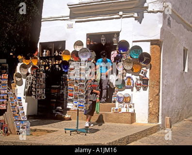 RONDA COSTA DEL SOL Spagna Europa aprile uno dei tanti negozi di souvenir nel quartiere storico di questo molto popolare cittadina turistica Foto Stock