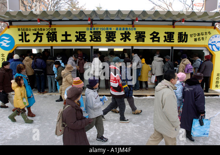 Il popolo giapponese firmate la petizione cerca di ritorno delle isole Curili al Giappone dalla Russia a Sapporo Snow Festival Giappone Foto Stock