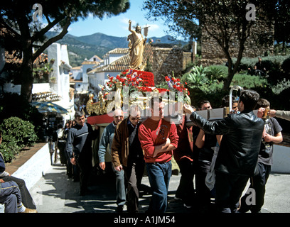 MIJAS COSTA DEL SOL Spagna Europa aprile la Settimana Santa processione del Cristo risorto la Domenica di Pasqua Foto Stock