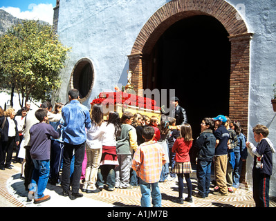 MIJAS COSTA DEL SOL Spagna Europa aprile la Settimana Santa processione del Cristo risorto la Domenica di Pasqua il galleggiante è tornato Foto Stock