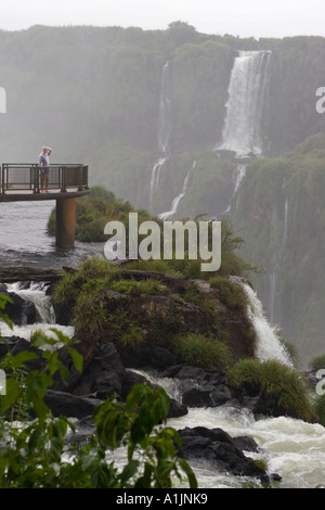 Cascate Iguacu in movimento (uomo solitario guardando fuori attraverso shot sul marciapiede) Foto Stock