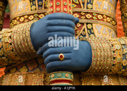 Dettaglio mano del guardiano del tempio la statua di Wat Phra Kaew Bangkok in Thailandia Foto Stock
