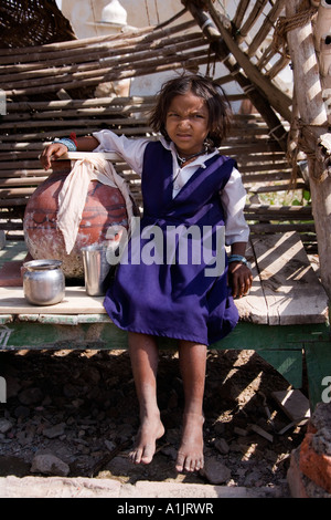 Giovane ragazza in Sonagiri nell'area Bundelkhand di Madhya Pradesh regione dell'India. Ci sono 77 templi Jain al Sonagiri. Foto Stock