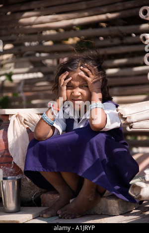 Giovane ragazza in Sonagiri nell'area Bundelkhand di Madhya Pradesh regione dell'India. Ci sono 77 templi Jain al Sonagiri. Foto Stock