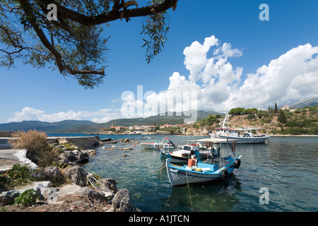 Barche da pesca in porto a Kardamyli, il Mani penisola del Peloponneso, Grecia Foto Stock