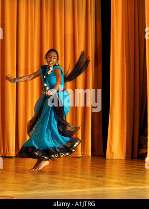 Diwali celebrazioni di Wandsworth Town Hall Londra Inghilterra 18 anno vecchia ragazza Dancing mentre i bambini guardare in ali Foto Stock