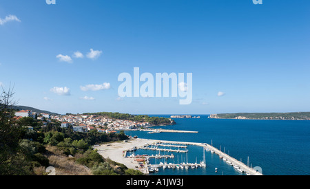 Vista sul porto di Pylos, vicino Yialova, Messinia, Peloponneso, Grecia Foto Stock