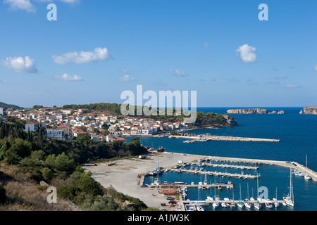Vista sul porto di Pylos, vicino Yialova, Messinia, Peloponneso, Grecia Foto Stock