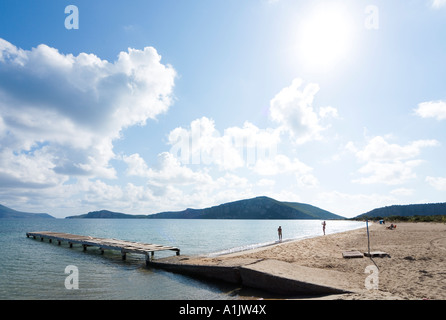 Coppia sulla spiaggia dorata, Yialova, Messinia, Peloponneso, Grecia Foto Stock