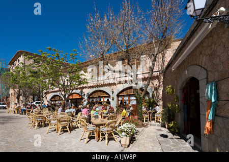 Negozi e ristoranti nel centro della città, Valldemossa, Maiorca, isole Baleari, Spagna Foto Stock