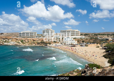 La spiaggia e il Radisson SAS Golden Sands Resort & Spa Golden Bay, Malta Foto Stock