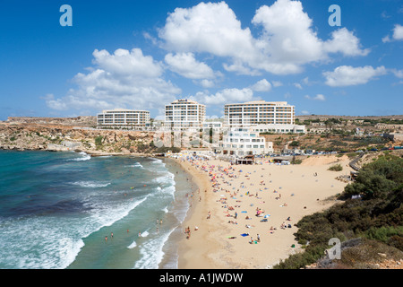 La spiaggia e il Radisson SAS Golden Sands Resort & Spa Golden Bay, Malta Foto Stock