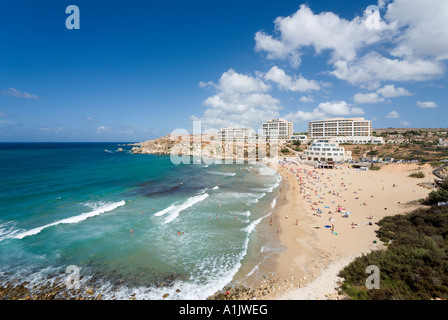 La spiaggia e il Radisson SAS Golden Sands Resort & Spa Golden Bay, Malta Foto Stock